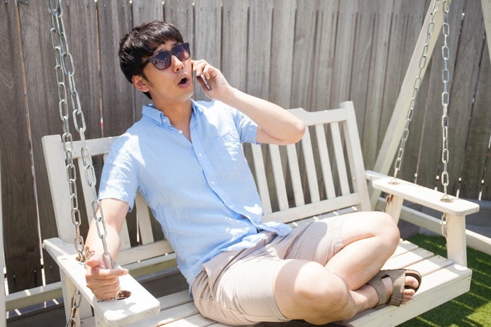 寄りかかる人の心理・子供が網戸に寄りかかる理由｜ベッド/壁