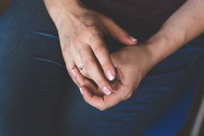 【男女別】右手薬指に指輪をする心理・理由｜恋人あり/婚約