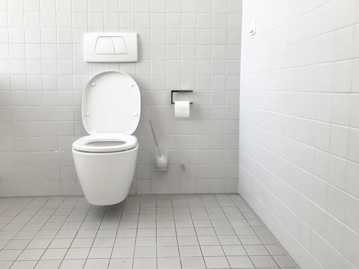 トイレが詰まる夢の意味とは｜特徴・シチュエーション・感情・行動別に解説