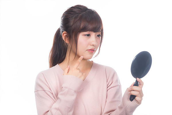 首にできたニキビが持つスピリチュアルな意味とは？部分・症状別に詳しく解説
