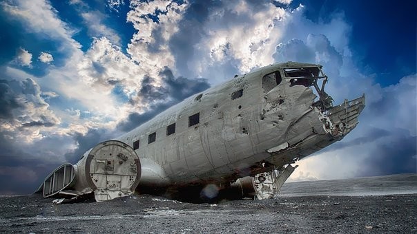 飛行機が落ちる夢の意味とは？様々な状況や乗っている人物別などの意味を紹介