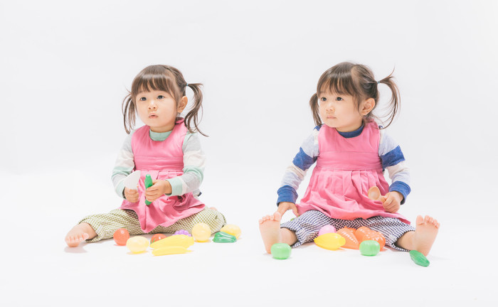 【男女別】子供に好かれる人の特徴８コ・理由｜オーラ/モテる/顔