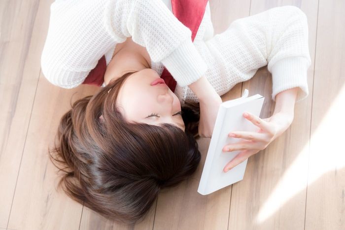 バンザイ寝のスピリチュアル的な意味とは？寝相による深層心理11選！