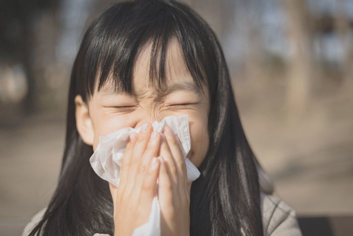 くしゃみのスピリチュアルな意味とは？回数や曜日で異なるメッセージも解説
