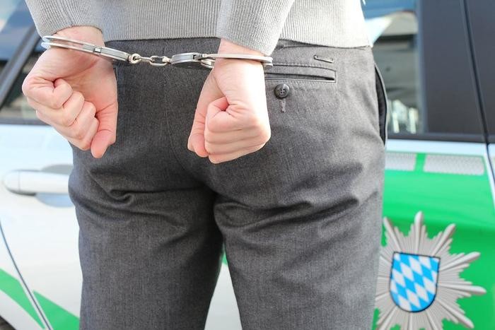 警察に捕まる夢の意味とは？シチュエーション別の意味について詳しく解説