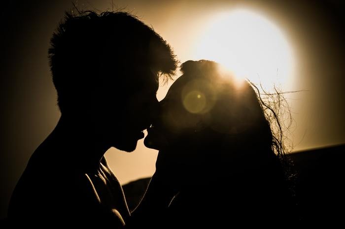 キスされる夢が意味することとは？相手別・場所別・感情別に解説