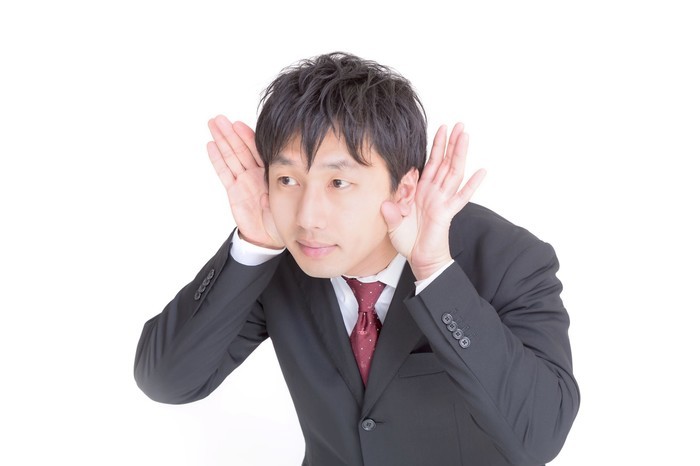耳を触る癖や仕草の心理・耳を触る癖がある人の心理と性格